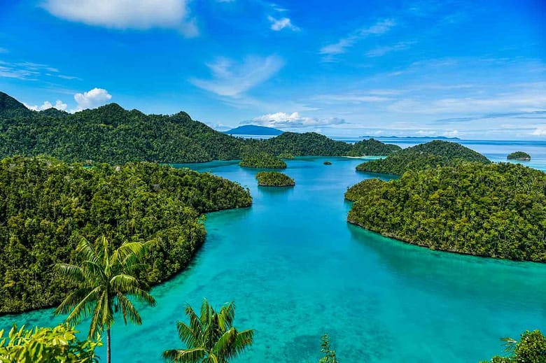 Aerial view of uncontested turquoise waters and lush tropical islands representing blue ocean strategy applied to independent luxury hotel marketing