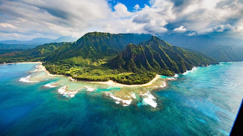 Best Hotels in Hawaii - Beautiful Hawaiian Islands with crystal clear blue ocean
